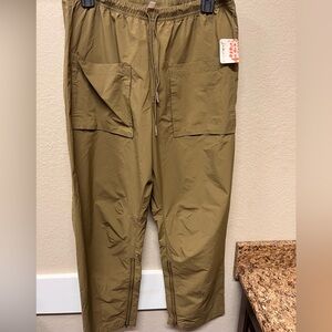 NWT women’s free people pant. size small. army green
